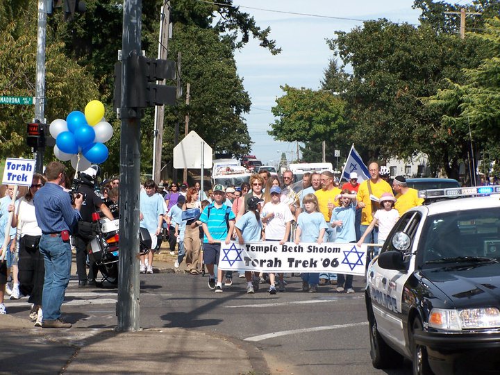 2006 Torah Trek Torah Trekkers with sign