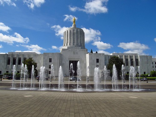 Oregon Capitol Building & fountain